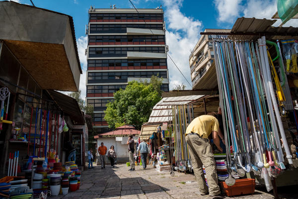 RUŠENJE TRŽNOG CENTRA KALENIĆ POČELO! Vlasnici očajni: Ovo je nepravda, kupili smo lokale!