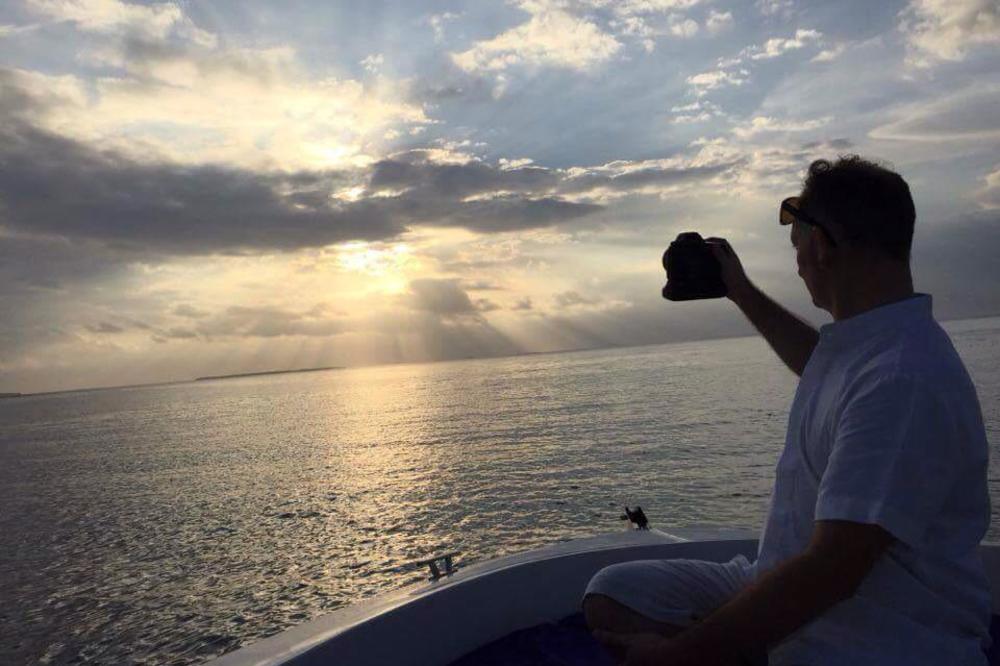 ON BEZ DILEMA IMA NAJBOLJI POSAO NA SVETU! Danju pliva u kristalnom moru, noću gleda u zvezde, u društvu SVETSKIH FACA! (VIDEO)