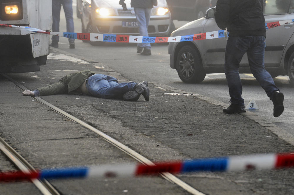 UHVATIO GA ZA KOSU I PUCAO MU U USTA! Likvidaciju na šinama u 27. marta snimila je kamera hotela, ali ubice nema