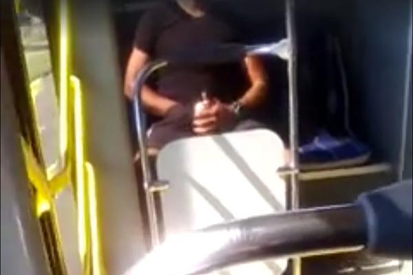 BACIO GA U NESVEST USRED AUTOBUSA: Manijak zgrozio Srbiju! Odvratan prizor u gradskom prevozu! (VIDEO)