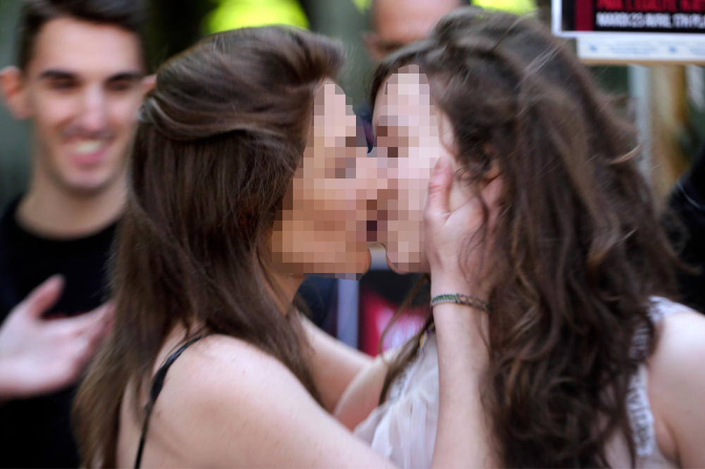 CRNA GORA: U Budvi sklopljen prvi istopolni brak između 2 MLADE ŽENE!