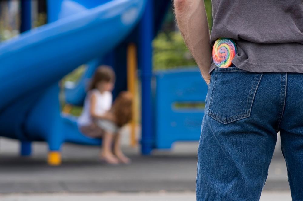 SKIDAO JE ĆERKU (8) GOLU, MAZIO JE I SNIMAO, A I NJENE DRUGARICE: Bio je OMILJENI PROFESOR u malom BALKANSKOM GRADU