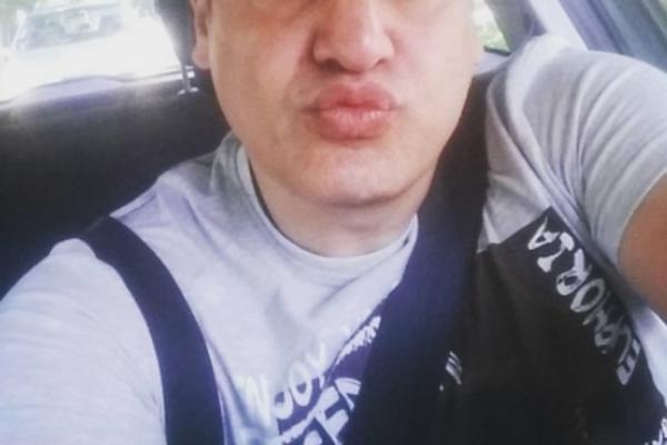 OVO JE POTPUNI HIT I UMREĆETE OD SMEHA! Šako je ništa naspram njega: On je jedini muškarac SRPSKE ESTRADE koji se PUĆI na svakoj fotki