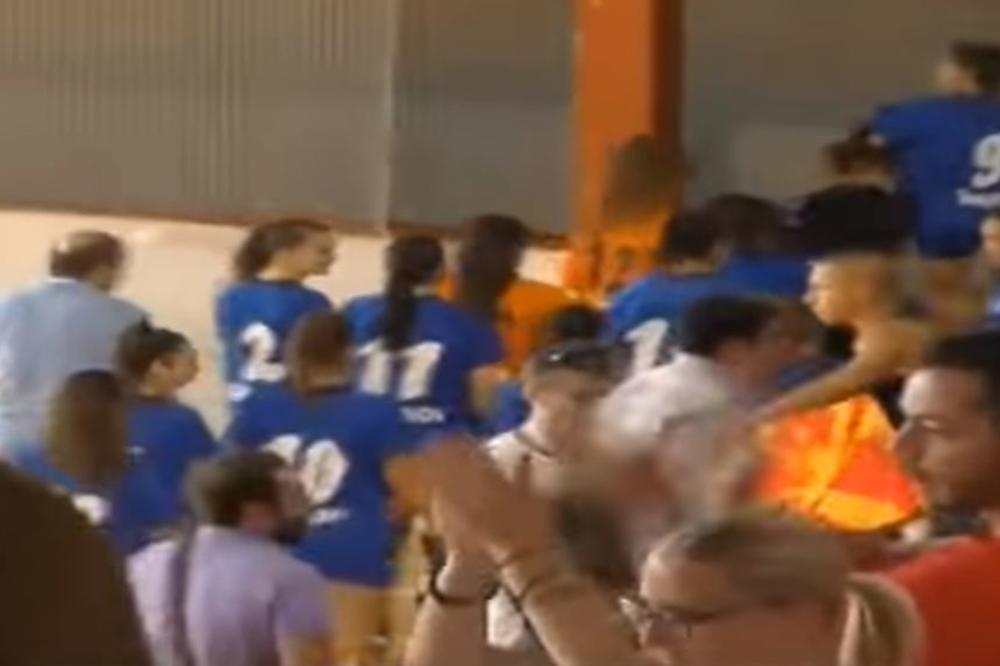 ZBOG ISPISANOG "MACEDONIA": Grkinje izašle na teren, pa otišle, pa se vratile i čim je počela utakmica opet se povukle?! (VIDEO)