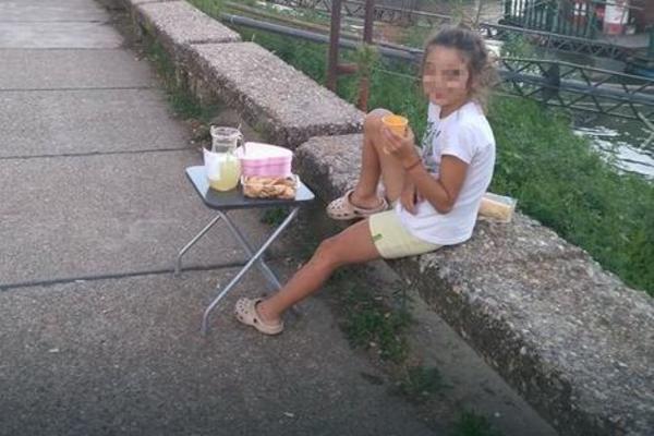 Otac joj je naše poznato tv lice, ćerka mu od malih nogu PRODAJE NA ULICI I ZARAĐUJE SVOJ DINAR (FOTO)