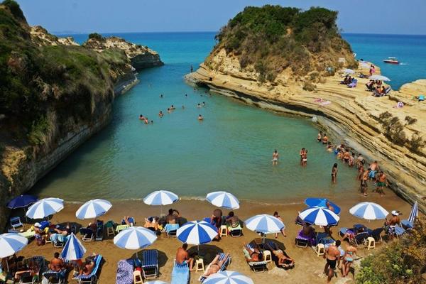 ŽALIMO SE ŠTO NAS U SVETU NAZIVAJU DIVLJACIMA, A EVO KAKVU SLIKU OSTAVLJAMO: Srbi unakazili apartman u Grčkoj, a dok su boravili tamo uznemiravali ostale goste!