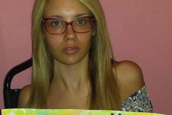 Godinama sam ĆUTALA da sam u kolicima ZBOG VAS! Iva (24) je progovorila o svojoj bolesti ISKRENO I SUROVO!