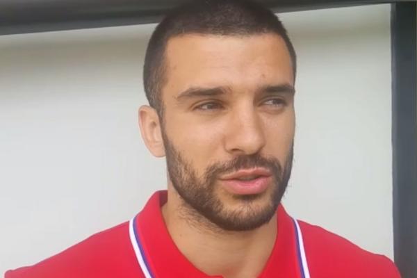 FANATIK! Branko Lazić je možda povređen, ali to ga nije sprečilo da ponovo pokaže kakav je LAV! (FOTO)