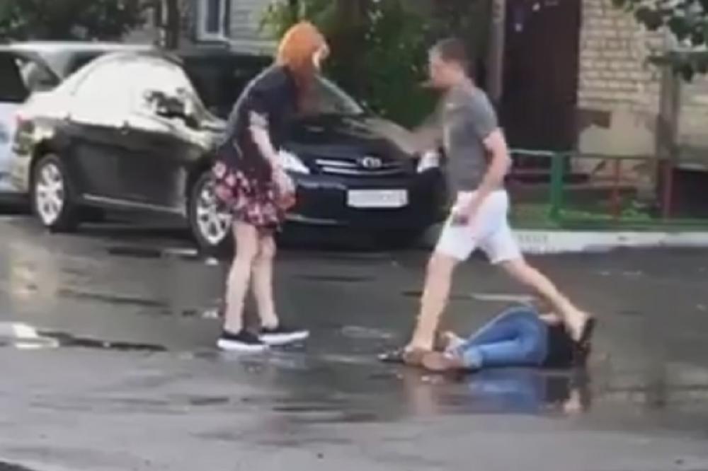 PIJANE RUSKINJE SU NEPOBEDIVE! Valjale se po ulici, a onda je došao on! (VIDEO)