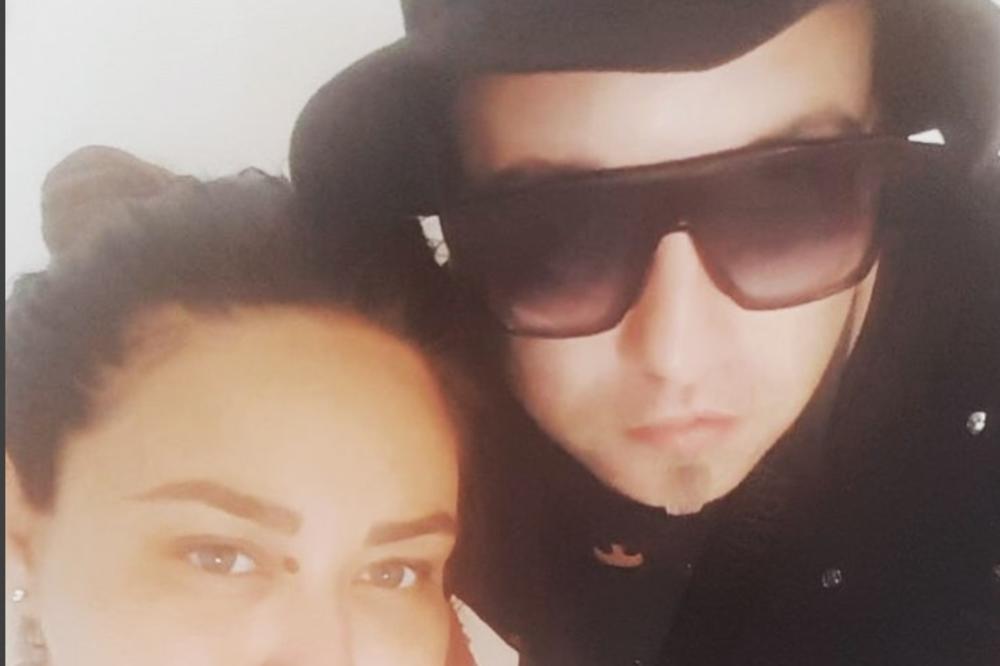 OGLASIO SE SREĆNI TATA RASTA: Prve slike iz bolnice, Ana blista, a devojčica...