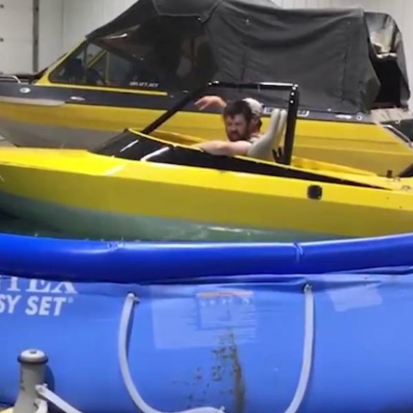 HOOOĆEMO DA SE VOOOZIIIMO! Uroljali se kao zmajevi, ubacili gliser u bazenče i dali pun gas! (VIDEO)