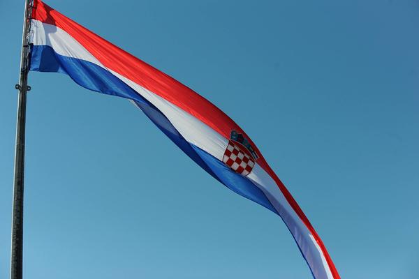 SRPSKA ZASTAVA UMESTO HRVATSKE! Ono što su Nemci uradili, naše komšije im nikada neće oprostiti! (FOTO)
