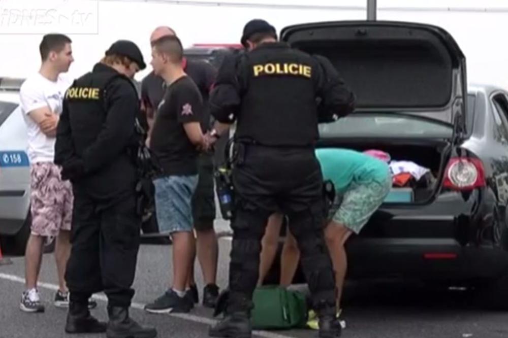 ČESI U STRAHU OD DELIJA: Policija ih opkoljava i pretresa do tančina! (VIDEO)