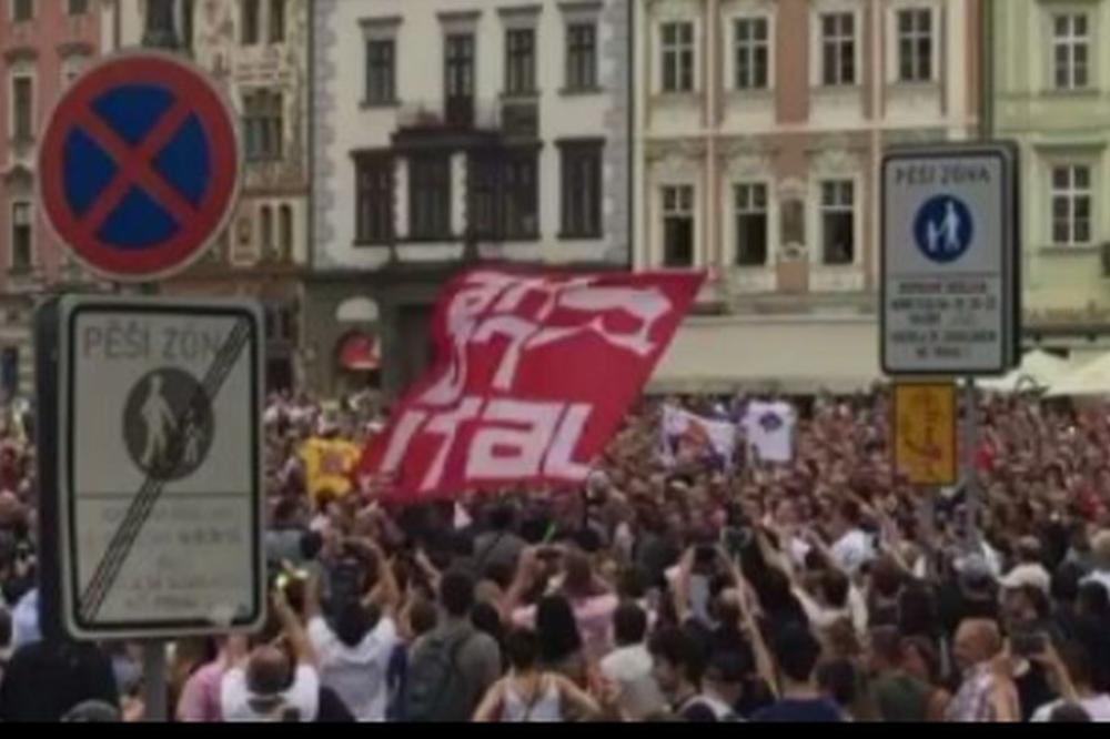 TUČA DELIJA I POLICIJE U PRAGU: Česi reagovali zbog baklji u korteu, navijači Zvezde u ogromnom broju stigli na stadion! (FOTO) (VIDEO)