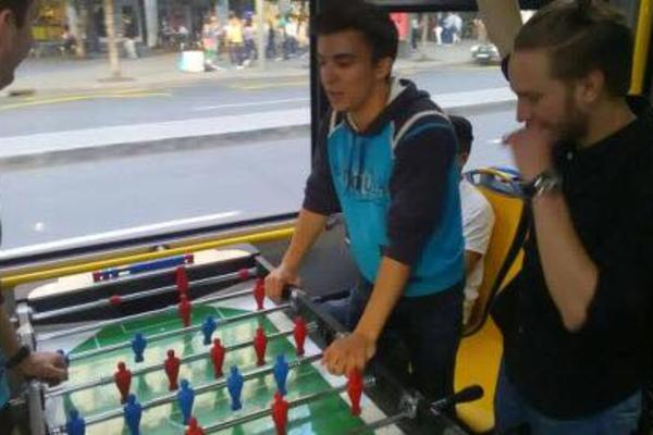 ZA PARTIJU FUDBALA UVEK IMA VREMENA, PA I U GSP-u! Ovi momci su oduševili putnike (FOTO)