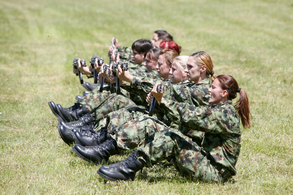 ŽENE, UVODI SE OBAVEZNO SLUŽENJE VOJSKE! Sve dame u Srbiji ispod 50 godina moraće da se ODAZOVU NA OVO!