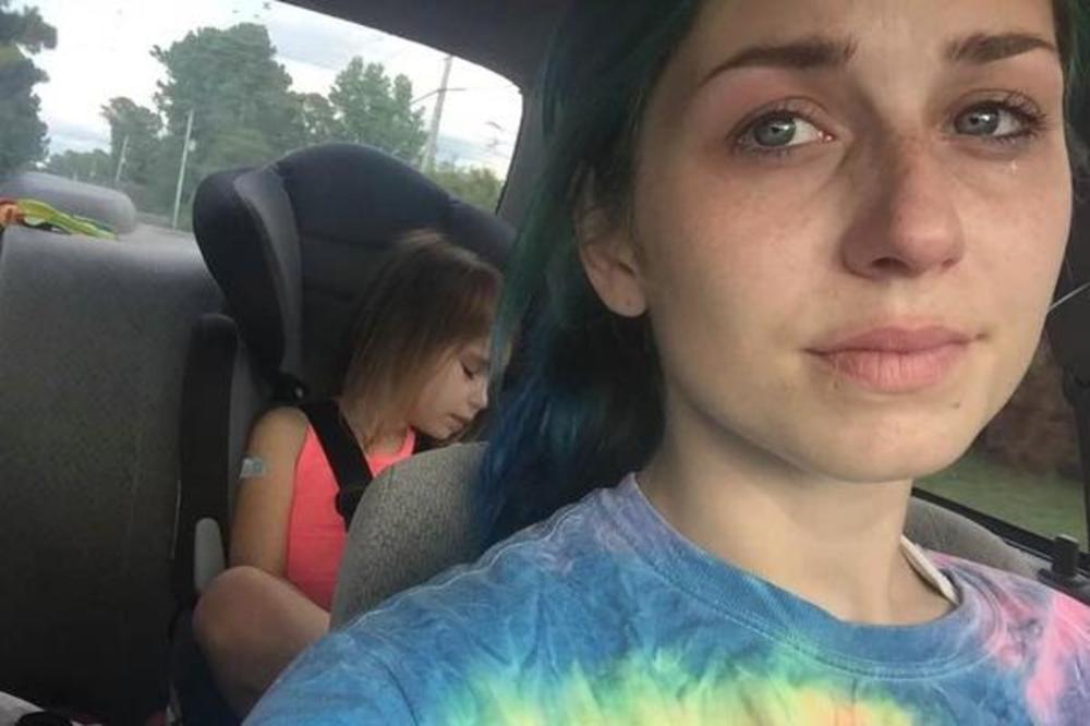 DAJTE JOJ KEKS I NEKA UMUKNE VIŠE! Žena je napala njenu bolesnu ćerku, a onda je ova majka zapušila usta CELOM SVETU! (FOTO)