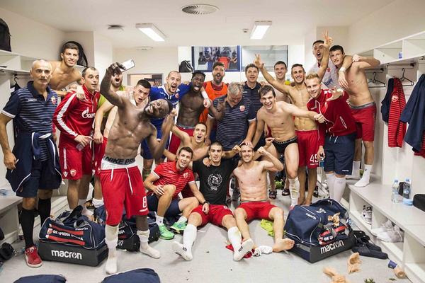 LUDAČKO SLAVLJE U SVLAČIONICI: Kanga u transu, upao i neočekivani gost, pa nameštao frizuru u živom prenosu! (FOTO)