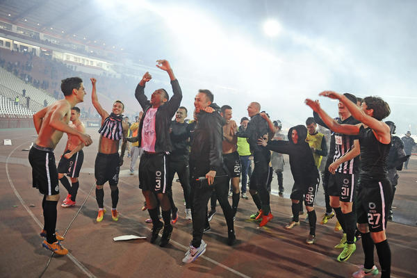 PARTIZAN MEĐU POVLAŠĆENIMA: Dogodilo se 6 potrebnih čuda, Nikolić izbacio Bordo, debakli PSV i Frajburga pogurali crno-bele! (VIDEO)