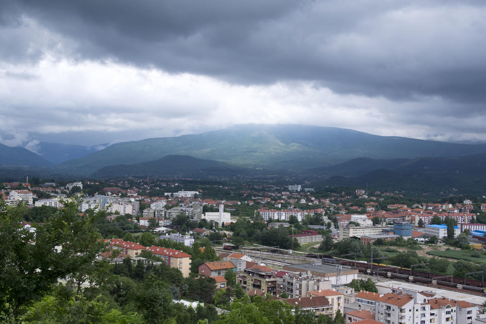 HAOS U KNINU: Dvoje dece povređeno u eksploziji ručne bombe!