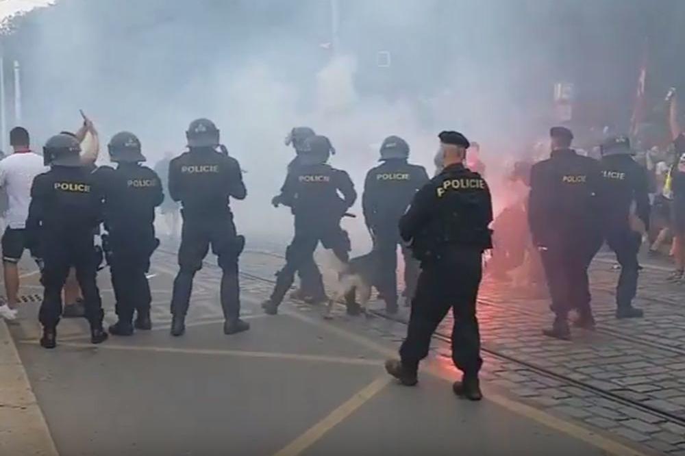 POLETELE FLAŠE, JEDAN LEŽI, NEKI SMIRUJU: Pojavio se prvi snimak tuče Delija sa policijom u Pragu! (VIDEO)