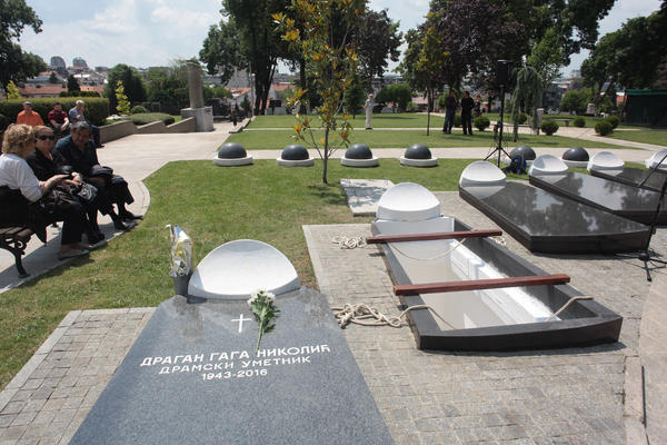 NE ZNA SE KO JE SA KIM U GROBU! U Aleji Velikana po nekoliko njih dele grobnicu, porodice OČAJNE!