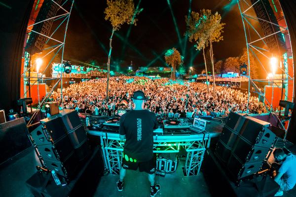 LOVEFEST OBORIO REKORDE POSEĆENOSTI VEĆ PRVU NOĆ: Desetine hiljada ljudi dočekalo jutro uz Chris Liebinga