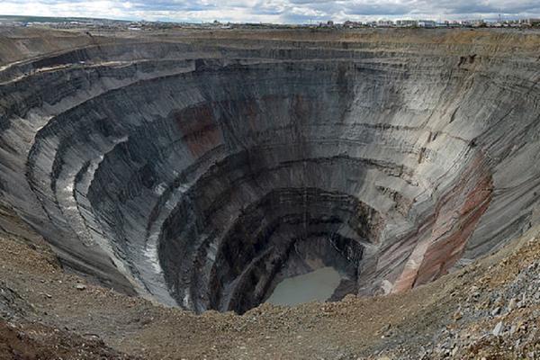 DRAMA U RUSIJI: Potopljen rudnik dijamanata, 133 rudara evakuisana, 17 nestalo!