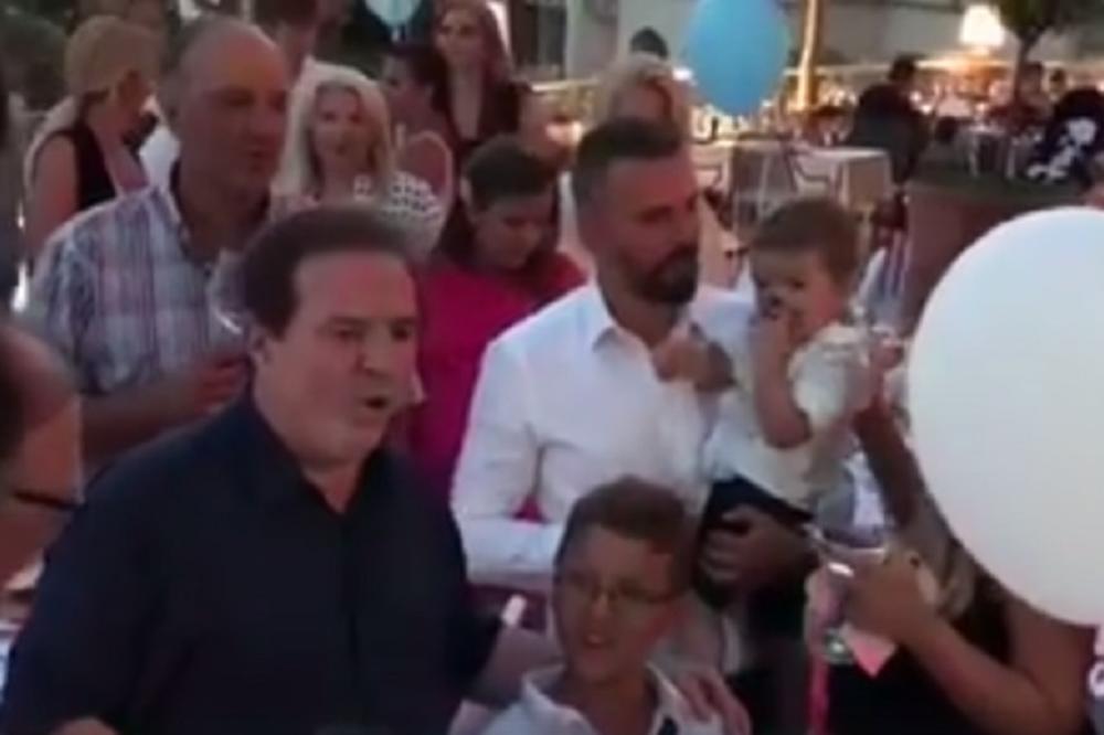 BOGOLJUB POVEO 42 ČLANA PORODICE U BEČIĆE! Kako izgleda kad letuje dinastija Karić i koliko košta! (FOTO) (VIDEO)