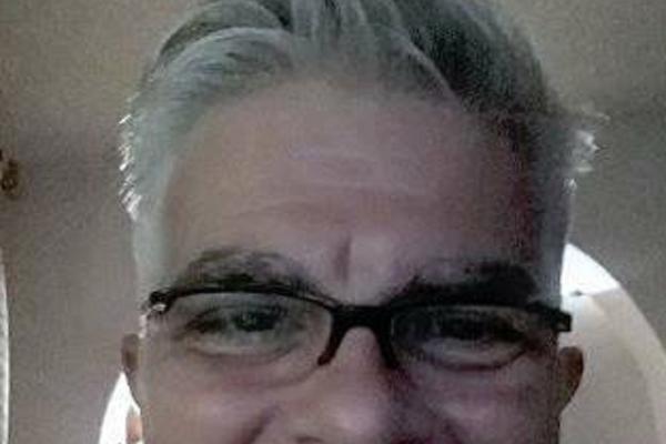 DA LI JE TO PREDSEDNIK STAVIO KAMERU U D*PE? Krle se slikao, okačio fotku na Tviter, a onda ga UNIŠTILI u komentarima!