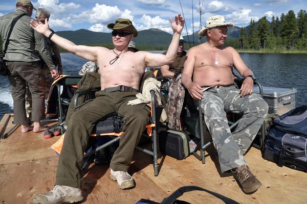 TRBUŠNJACI KAO KAMEN, LOVI RIBE GOLIM RUKAMA: Ovako izgleda kad Putin odmara na jugu Sibira! (FOTO) (VIDEO)