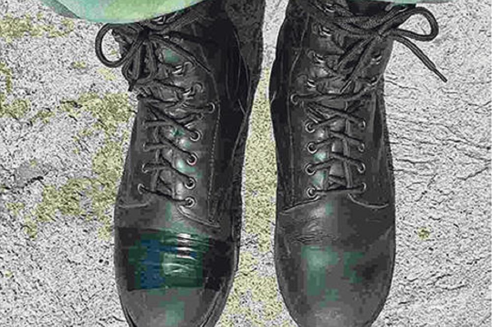 SRBIJO, VULINE, STIDITE SE! Vojnici nose raspale čizme, moraju da ih lepe selotejpom!