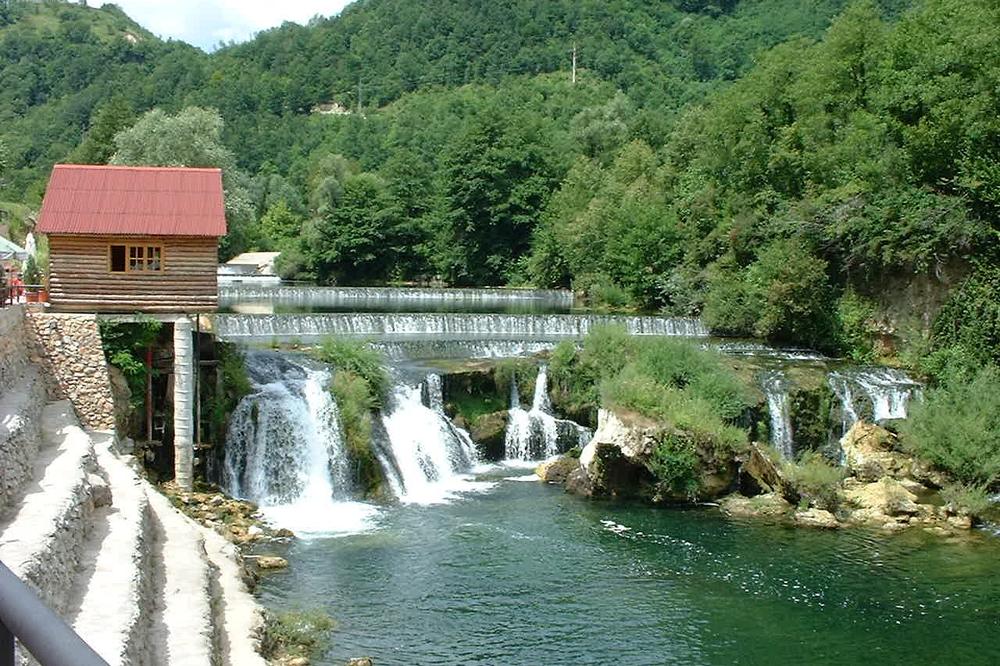 Otac i ćerka se davili, ćale skočio za njom iako ne zna da pliva!