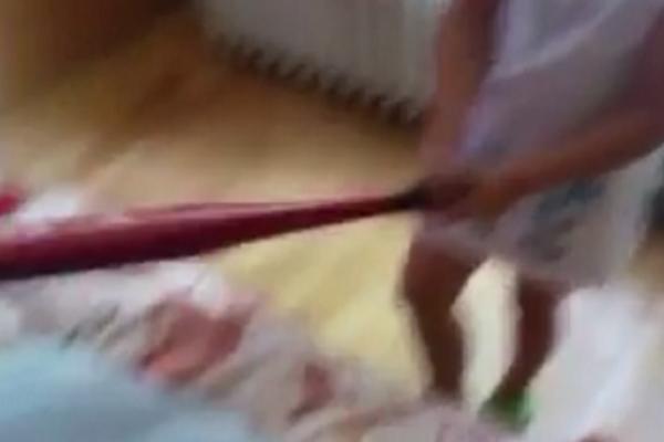 SAMO MU SLOMI KOSTI, NEMOJ DA GA UBIJEŠ! Otac uči devojčicu kako da palicom tuče muslimane i Rome! (VIDEO)