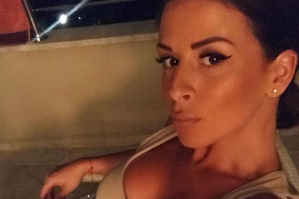 OTROV SE PAKUJE U MALIM BOČICAMA! Ana Sević možda jeste sitna, ali je BOMBETINA! (FOTO)