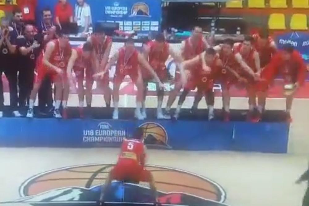 JOŠ UVEK SU DECA, A VEĆ SU LAVOVI! Orlići napravili feštu: Pogledajte kako su srpski košarkaši proslavili evropsko zlato! (VIDEO)