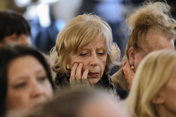 SRPSKA GLUMICA MUŽA ZATEKLA MRTVOG U LOKVI KRVI: Pucao sebi u glavu, EVO šta je pisalo u OPROŠTAJNOM PISMU!