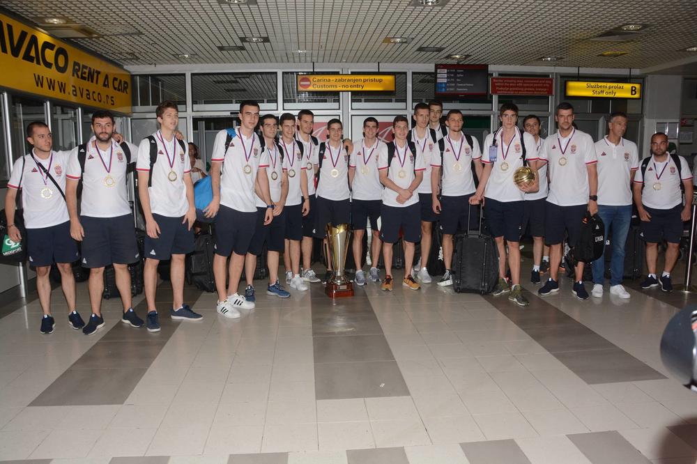 ZASLUŽILI SU DA SE OVOLIKO SMEJU! Orlići doputovali u Beograd, izrazi njihovih lica su bili neprocenjivi! (FOTO GALERIJA)