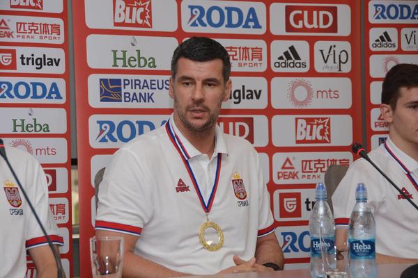 TAKO SE NOSI DRES, TAKO SE ZA NJEGA BORI! Vlada Jovanović se zahvalio zlatnim Orlićima za sve što su uradili za Srbiju! (FOTO)