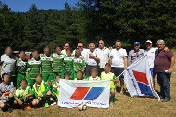 DECA SU SAMA UZELA ZASTAVU SNS, JA SAM IM REKAO "NEMOJTE", A ONI... Kakvo saopštenje naprednjaka!!!