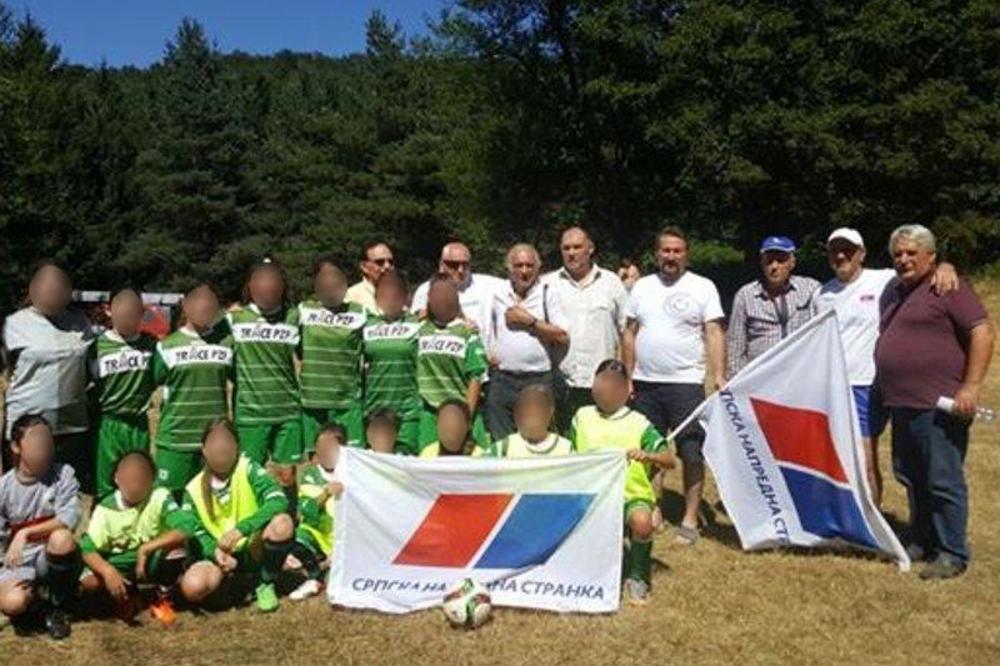 DECA SU SAMA UZELA ZASTAVU SNS, JA SAM IM REKAO "NEMOJTE", A ONI... Kakvo saopštenje naprednjaka!!!