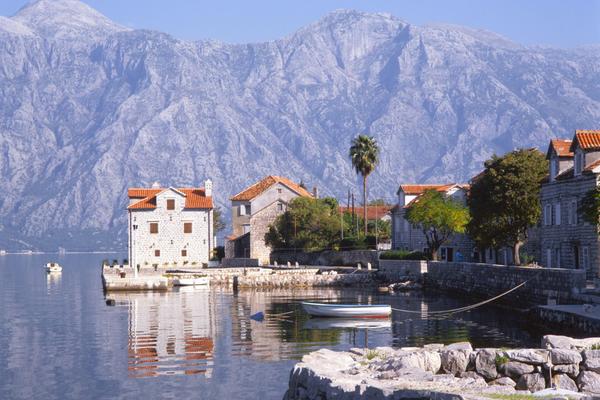 ZASTRAŠUJUĆA FOTOGRAFIJA SA PLAŽE U CRNOJ GORI: Ronilac TROZUPCEM ubio veliku morsku kornjaču! (FOTO)