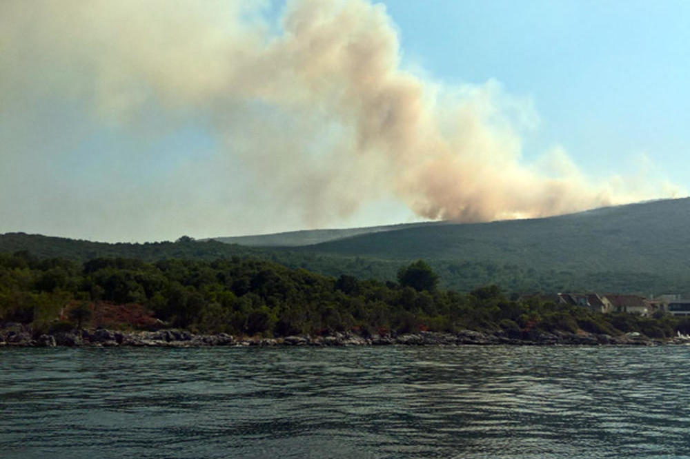 STRAVIČAN POŽAR SE ŠIRI DUŽ CRNE GORE! Vatra guta i Krašiće! (FOTO)