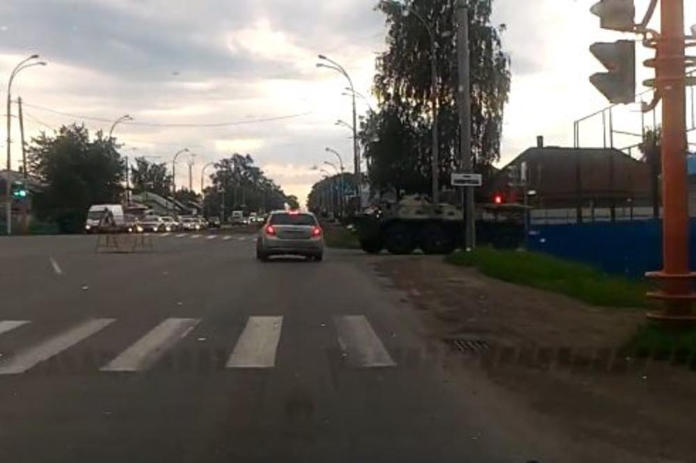 KAD U RUSIJI DIVLJAŠ PO PUTU, ZGAZI TE TENK! Neverovatan snimak sa ruskog puta (VIDEO)
