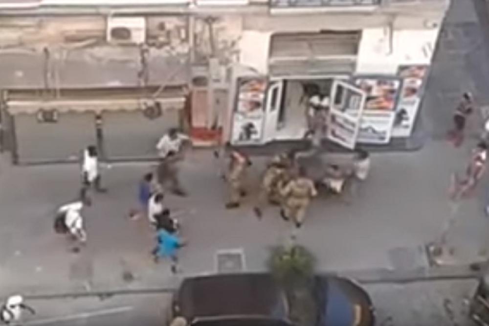 PLAŠIMO SE ZA NAŠU DECU: Stanovnici Napulja snimili žestok obračun vojske i migranata! (VIDEO)