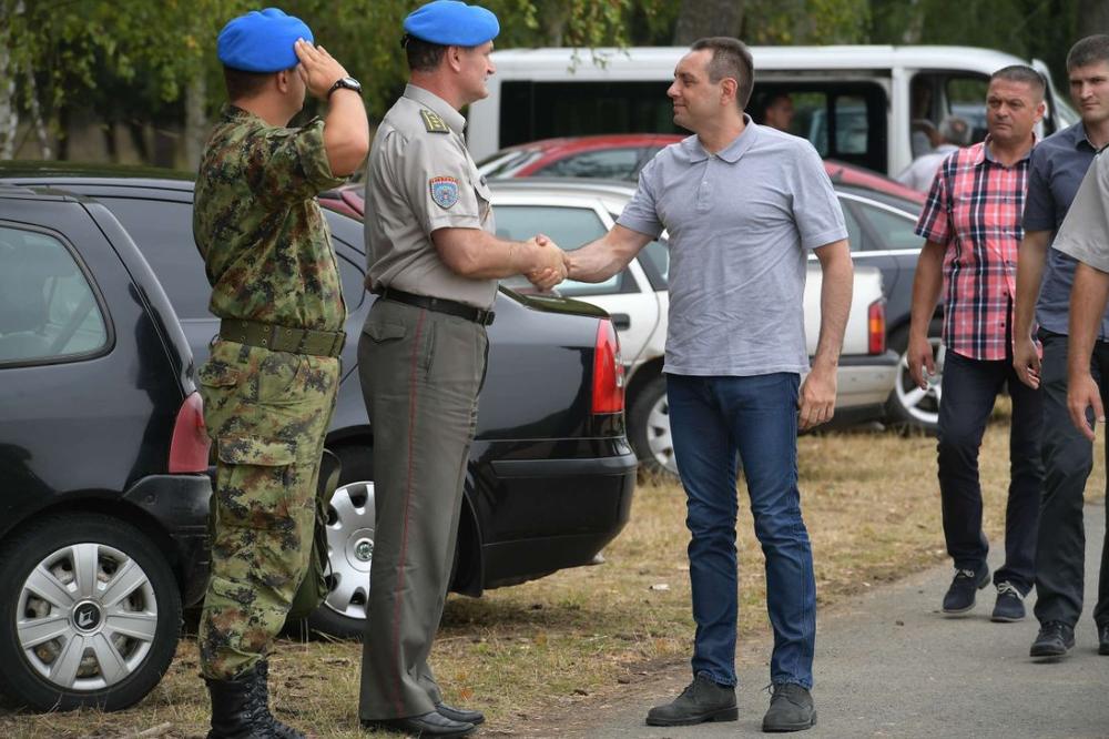MALTRETITAJU NAM VOJNIKE SATIMA, OVO JE SKANDALOZNO! Dveri osule paljbu po Vulinu, pršte optužbe na sve strane!