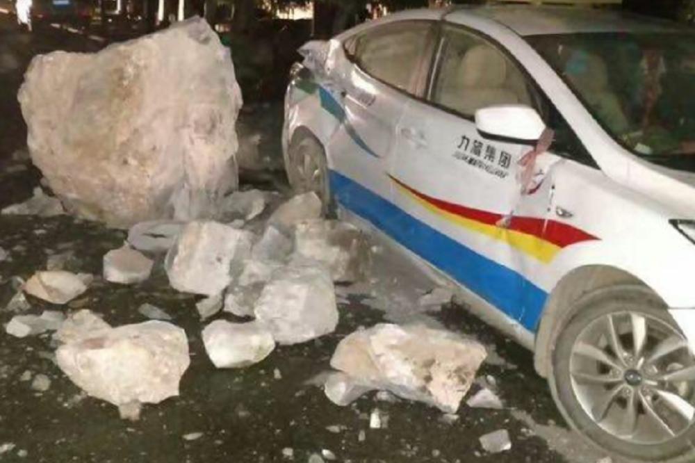 STRAVIČNI PRIZORI POSLE ZEMLJOTRESA U KINI! Užasne fotke zemlje koja se BUKVALNO OTVORILA! (FOTO)