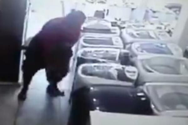 UZELA JE TV OD 24 INČA I GURNULA GA... Obezbeđenje nije moglo da veruje kad je VIDELO SNIMAK! (VIDEO)