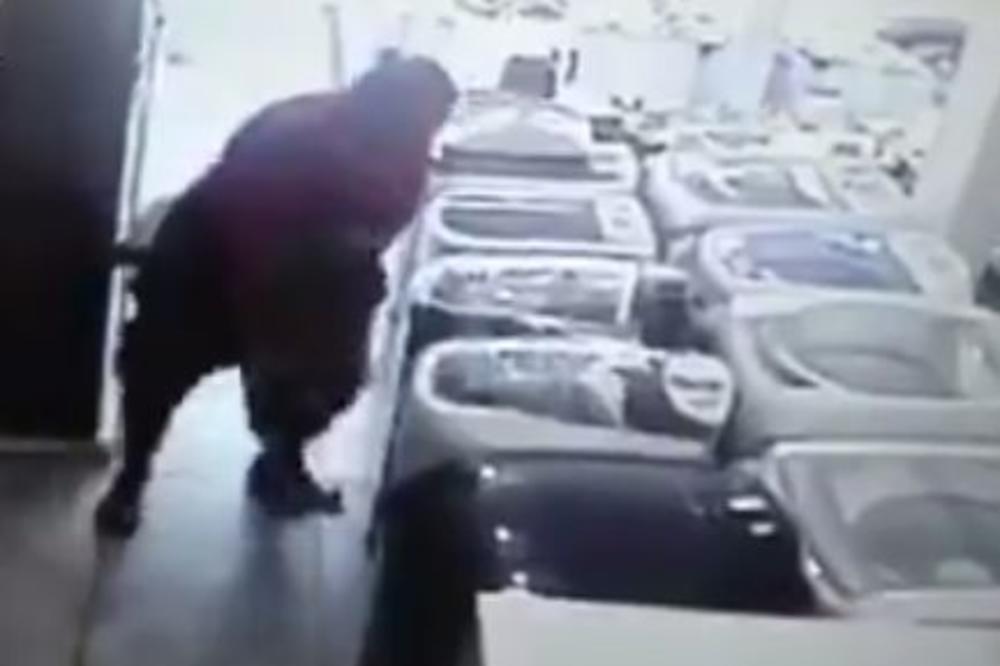 UZELA JE TV OD 24 INČA I GURNULA GA... Obezbeđenje nije moglo da veruje kad je VIDELO SNIMAK! (VIDEO)