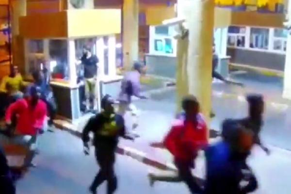 180 MIGRANATA NA SILU UŠLO U EVROPU, POLICAJCU SLOMLJENA NOGA: Snimak incidenta na granici! (VIDEO)